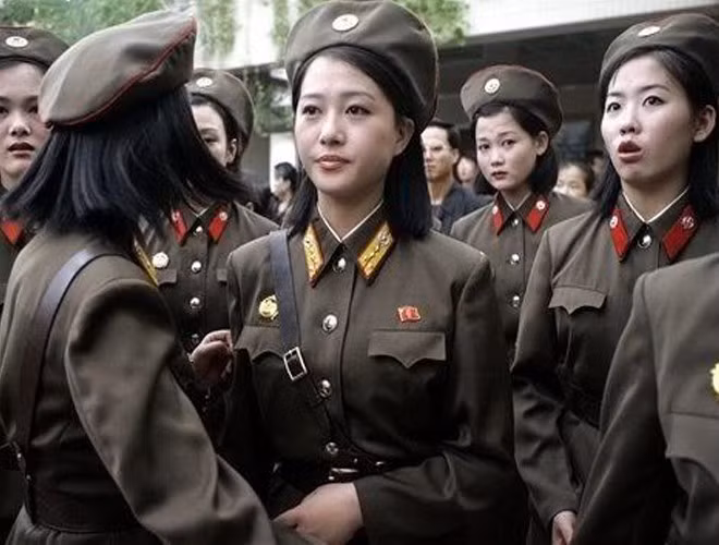 Các nữ binh Triều Tiên đang chuẩn bị sẵn sàng cho một cuộc duyệt binh.