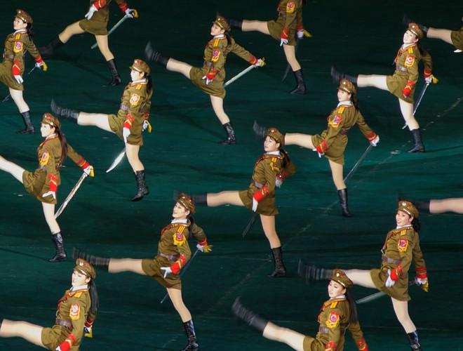Hình ảnh khác về đội văn công nữ gồm các nữ binh Triều Tiên đang biểu diễn một tiết mục văn nghệ.