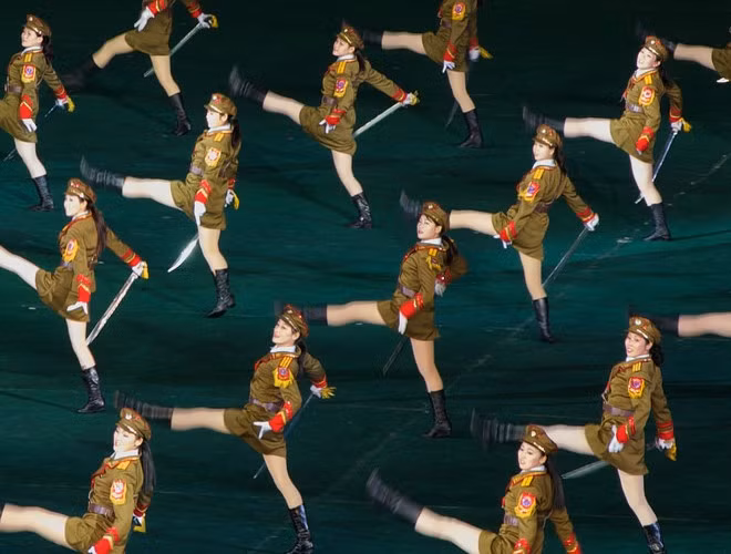 Hình ảnh khác về đội văn công nữ gồm các nữ binh Triều Tiên đang biểu diễn một tiết mục văn nghệ.
