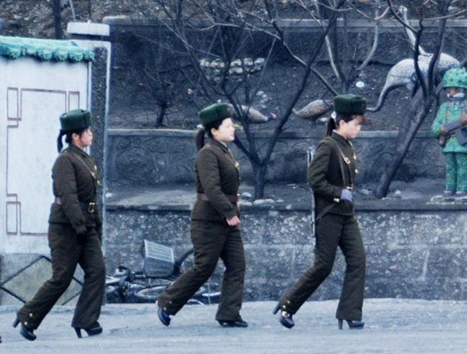 Hình ảnh các nữ binh Triều Tiên làm lính biên phòng tại một đơn vị giáp ranh với Trung Quốc.