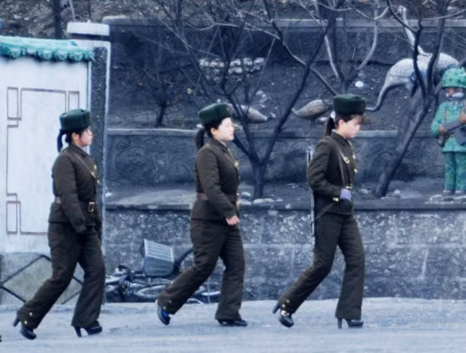 Hình ảnh các nữ binh Triều Tiên làm lính biên phòng tại một đơn vị giáp ranh với Trung Quốc.