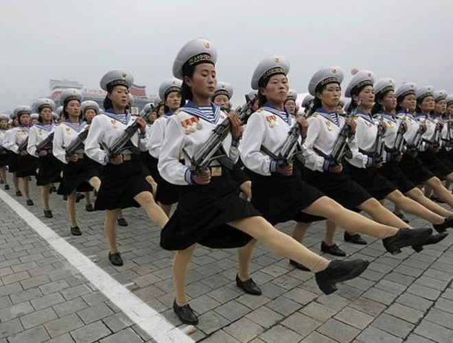 Các nữ binh sĩ Triều Tiên trong trang phục lính hải quân. Với chế độ bắt buộc 7 năm đối với nam và 3-4 năm đối với nữ, các nhà quan sát cho rằng, sau thời gian ở quân đội các nữ binh sĩ gặp khó khăn trong việc lập gia đình, thường các nữ binh sẽ trở nên cứng nhắc và một số mất đi vẻ nữ tính vốn có, khiến họ khó trong việc tìm gặp bạn đời.