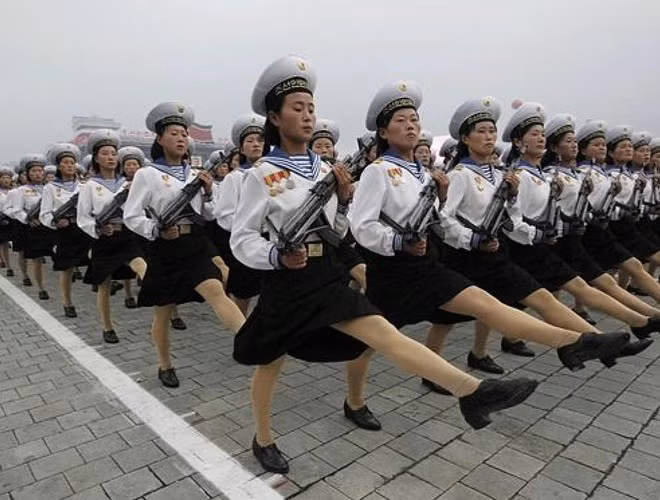 Các nữ binh sĩ Triều Tiên trong trang phục lính hải quân. Với chế độ bắt buộc 7 năm đối với nam và 3-4 năm đối với nữ, các nhà quan sát cho rằng, sau thời gian ở quân đội các nữ binh sĩ gặp khó khăn trong việc lập gia đình, thường các nữ binh sẽ trở nên cứng nhắc và một số mất đi vẻ nữ tính vốn có, khiến họ khó trong việc tìm gặp bạn đời.