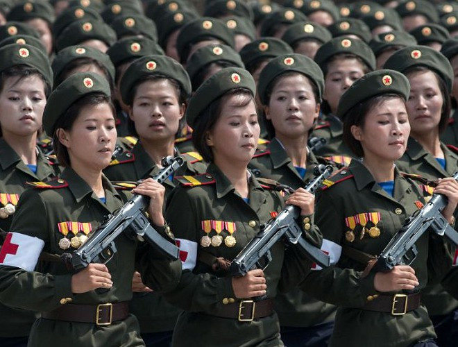 Họ phục vụ rộng khắp trên các đơn vị. Trong hình là các nữ binh sĩ quân y của quân đội Triều Tiên.