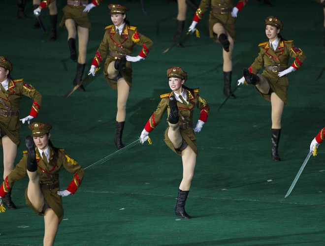 Các nữ binh sĩ phục vụ trong văn công quân đội thường có vẻ đẹp vượt trội so với các đơn vị khác.
