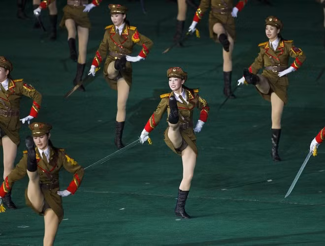 Các nữ binh sĩ phục vụ trong văn công quân đội thường có vẻ đẹp vượt trội so với các đơn vị khác.