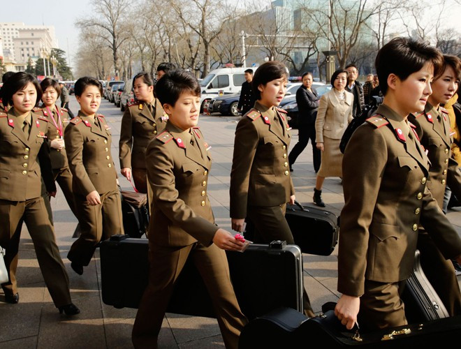 Tuy khoác trên mình những bộ quân phục cứng nhắc, nhưng các nữ binh sĩ Triều Tiên vẫn toát lên vẻ đẹp mỹ miều.