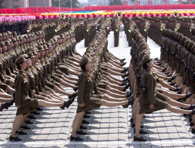 Triều Tiên rất nổi tiếng với kiểu duyệt binh "không giống ai", khi bước duyệt binh các binh sĩ thường rung mình theo nhịp bước chân rất cao.