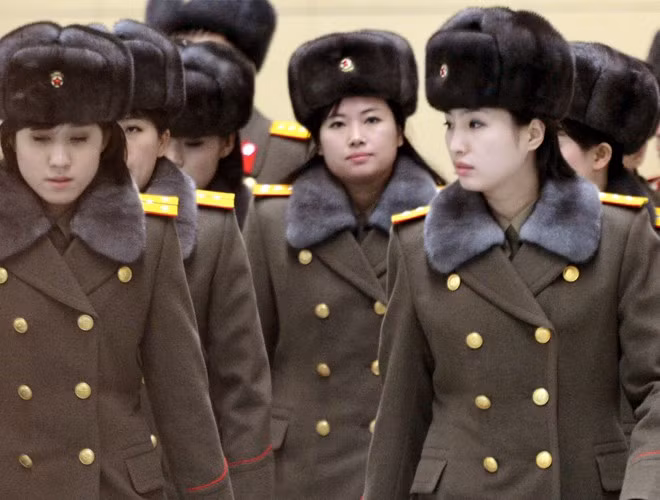 Là một đất nước khá bí ẩn, Triều Tiên được coi là quốc gia có đội quân lớn nhất thế giới khi so số quân sĩ với tổng số dân của nước này. Đây cũng là đất nước thứ hai sau Israel có chế độ bắt buộc quân dịch đối với phụ nữ.