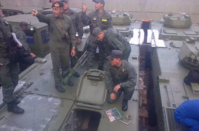 Các binh sĩ Venezuela thích thú tìm hiểu xe thiết giáp VN-1 do Trung Quốc sản xuất.