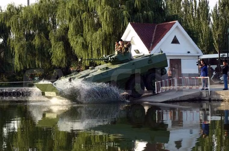 Xe thiết giáp lội nước VN-1 thử khả năng bơi tại Trung Quốc.