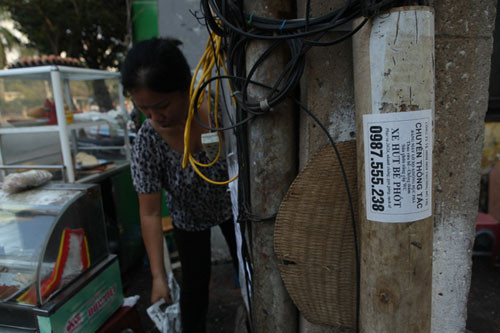 Trong mấy năm qua, dù có nhiều đợt ra quân xử lý nhưng tình trạng quảng cáo, rao vặt vẫn tiếp tục xuất hiện dày đặc