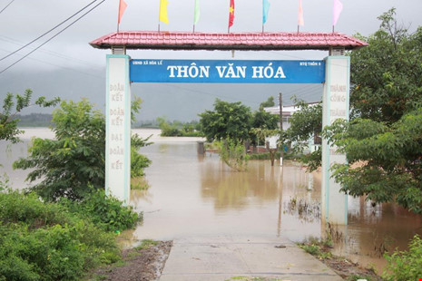 Lu cuon troi 7 chien si cong an huyen khi lam nhiem vu