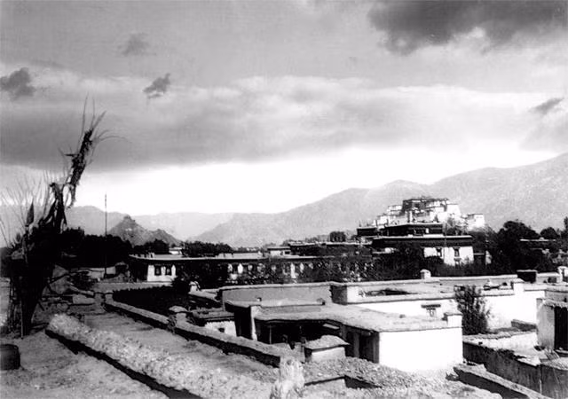 Cung Potala đầu tiên được vương triều Thổ Phồn (Tùng Tán Cán Bốv-Songzain Gambo) xây dựng để rước đệ nhất Vương hậu Xích Tôn công chúa và đệ nhị Vương hậu Văn Thành công chúa.