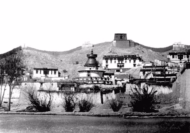 Một công trình mang đặc trưng kiến trúc vùng cao nguyên Tây Tạng.