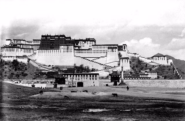 Cung Potala ( Chữ Tạng: པོ་ཏ་ལ, phiên âm tiếng Tạng là: Bo da la) tọa lạc trên núi Mã Bố Nhật hay còn gọi là Hồng Sơn nằm ở phía Tây Bắc thành phố Lhasa thủ phủ của Tây Tạng.