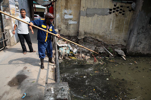 Mặc dù vẫn chưa xác định được thủ phạm vứt bao cao su xuống hồ Linh Đàm, nhưng hàng giờ, những người thiếu ý thức vẫn đang "bức tử" sông hồ ở Thủ đô bằng nhiều cách khác nhau.