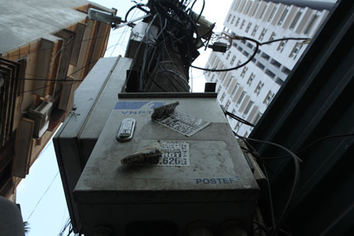 Cột điện, hộp chứa công tơ trở thành nơi quảng cáo miễn phí cho nhiều doanh nghiệp, cá nhân.