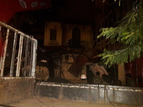 Rất may, thời điểm xảy ra vụ việc vắng người qua lại, khu vực cửa hàng điện thoại không có người nên không ai bị thương. Dù vậy, vụ việc vẫn khiến nhiều người dân xung quanh hoang mang.