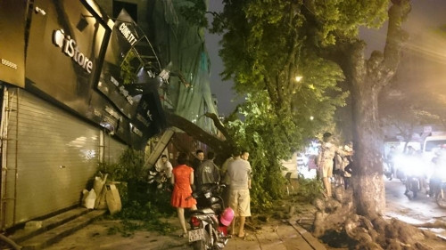 Theo ghi nhận của PV báo Người Đưa Tin, đến thời điểm 0h đêm, hàng chục công nhân thuộc Công ty TNHH MTV Công viên cây xanh Hà Nội cùng xe chuyên dụng dù rất muộn nhưng vẫn có mặt tại hiện trường để cắt tỉa cành cây gãy.