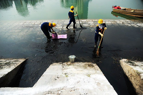 Nhìn hình ảnh này nhiều người sẽ khá sốc khi biết rằng đây là nước hồ Ngọc Khánh chứ không phải nước thải từ một miệng cống nào đó.