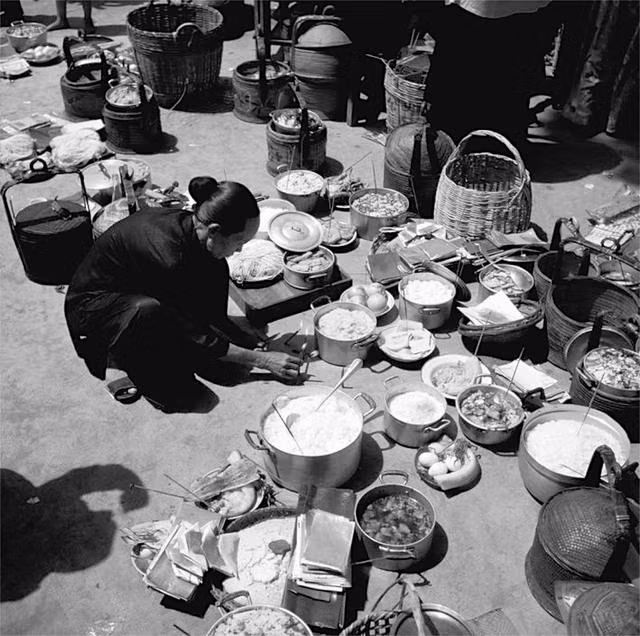 Một đàn lễ cúng ngoài trời của người Hồng Kông xưa. Nguồn ảnh: Sina.