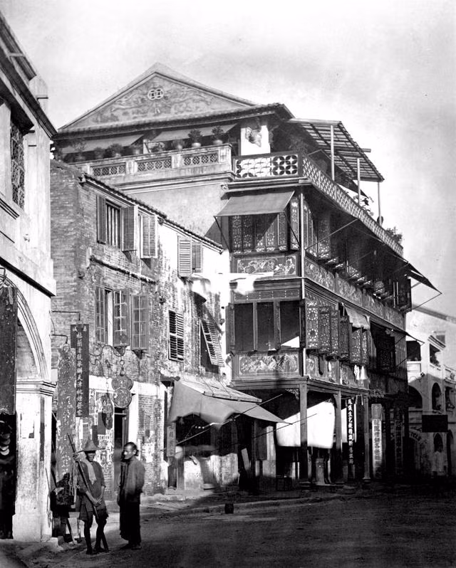 Một góc phố cổ kính, ảnh chụp năm 1868. Nguồn ảnh: Sina.