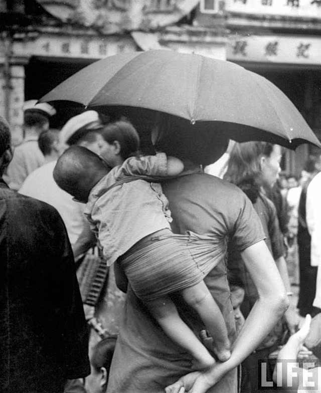 Em cùng mẹ ra phố. Nguồn ảnh: Sina.