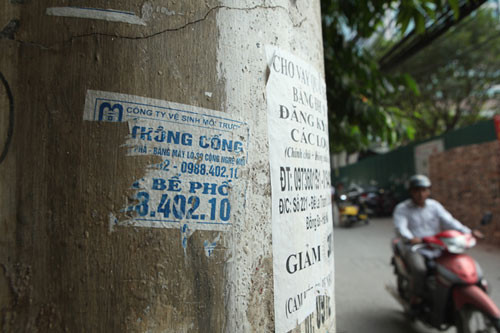 Những tờ quảng cáo thông cống, hút bể phốt ghi rõ địa chỉ, số điện thoại được dán vào cột điện, tường nhà ngang với tầm mắt cho người đi đường dễ nhìn thấy.