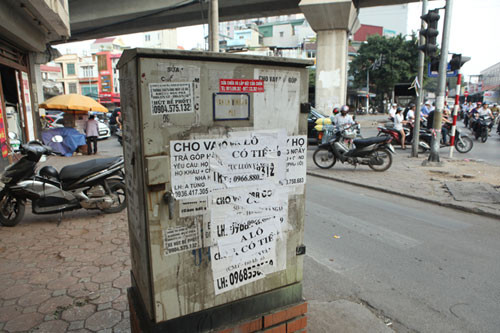 Tờ rơi quảng cáo hút bể phốt xuất hiện ở bốt điện cùng với nhiều tờ rơi quảng cáo khác.