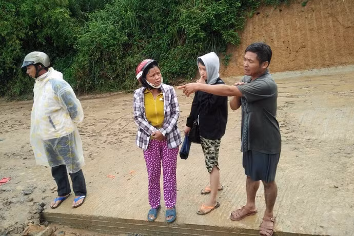 Gia Lai: Dung chai luoi, do dau nhot xuong vuc tim hoc sinh nghi lu cuon