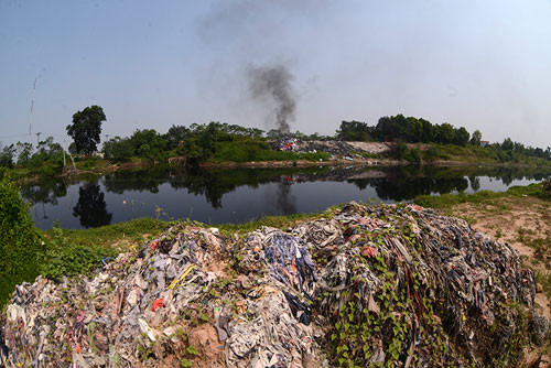 Sông Nhuệ, một dòng sông đóng góp vào lịch sử hình thành nền văn minh sông Hồng nay đang biến thành "dòng sông chết" bởi sự phát triển phức tạp của các làng nghề.