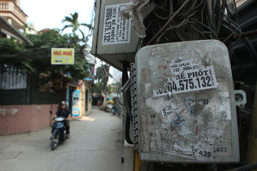 Hộp điện gần một nhà nghỉ trong ngõ Nguyễn Phúc Lai (quận Đống Đa) nhếch nhác bởi những biển quảng hút bể phốt bằng “công nghệ mới mà không cần đục phá”.