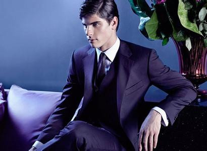 Những người có khuôn mặt, mắt, mũi, tai, mồm đều nhỏ còn được gọi là tướng "ngũ tiểu". Những người này tương đối tiểu nhân, làm việc thường luôn cứng nhắc theo nguyên tắc, không thích a dua nịnh nọt, không thích luồn cúi.