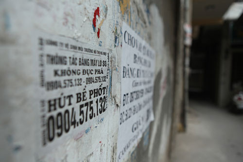 Mô hình quảng cáo không tốn nhiều tiền này đã xuất hiện khá lâu nhưng chưa có cách nào khắc phục. Những lớp vôi trắng, tờ rơi quảng cáo chèn lên nhau làm bẩn tường nhà, tường ngõ