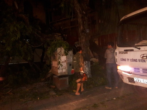 Lực lượng công an phường sở tại cũng có mặt tiến hành bảo vệ hiện trường, xử lý vụ việc.