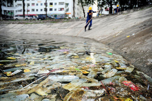 Gần đây nhất, người dân Thủ đô lại một lần nữa phải giật mình nhìn lại môi trường sống xung quanh đang bị "bức tử" như thế nào khi hàng nghìn chiếc bao cao su đã qua sử dụng được xả thẳng xuống hồ Linh Đàm.