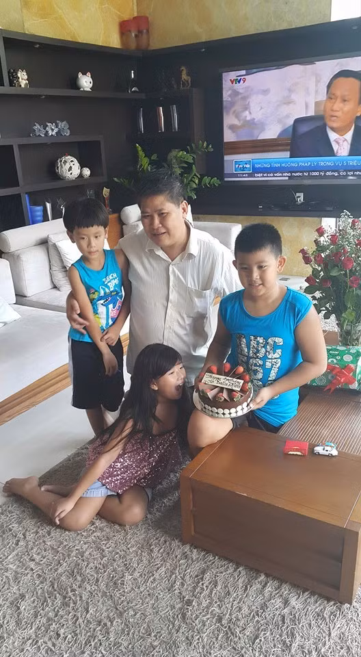 Bi an ve cuoc song cua dao dien Phuoc Sang sau vo no-Hinh-2