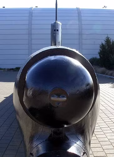 Theo Viện Hải quân Mỹ, một con tàu như thế đã chui vào Trân Châu cảng và bắn một quả ngư lôi vào chiến hạm USS West Virginia của Mỹ.