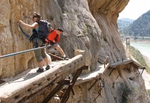 Con đường ven núi nguy hiểm nhất thế giới El Caminito del Rey: Con đường trơ khung như này sẽ thử thách bản lĩnh của bất cứ ai dám liều mình đi qua đây. Ảnh: Thewondrous.