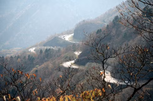 Đường đèo Iroha-Zaka, Nhật Bản: Con đường nối thành phố Nikko với hồ Chuzenji, có chiều dài 8 km gồm 48 đoạn đường cong. Trước đây, các tu sĩ Nhật Bản sử dụng con đường này cho cuộc hành hương của họ. Bây giờ cuộc hành hương truyền lại cho những tín đồ xe 2 bánh.