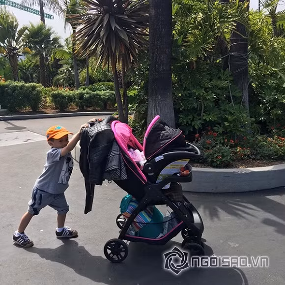 Jacky Minh Trí đẩy em gái đi chơi.