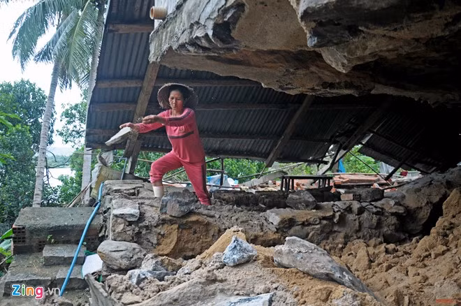 Chưa hết bàng hoàng, bà Trần Thị Tuyến (ngụ xã An Dân) kể lại, ngày 5/11, trong lúc bốn người đang ở trong nhà thì nghe sau nhà đổ ầm ầm. "Hoảng quá, tôi cùng mẹ già ôm hai con tháo chạy thoát thân. Đang sống yên lành, giờ gia đình tôi phải di dời đến gia đình hàng xóm ở nhờ", chị Tuyến buồn bã nói.