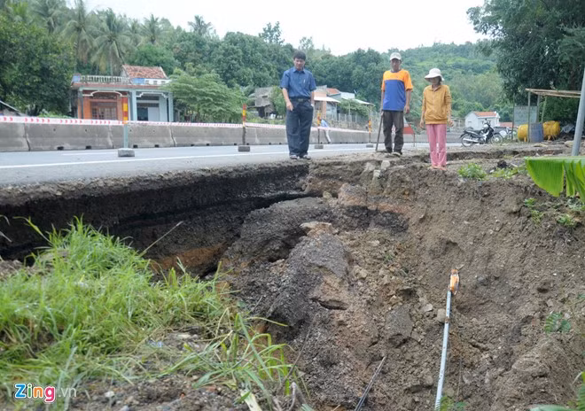 Cùng ngày, đoàn công tác của huyện Tuy An cũng phát hiện nhiều điểm sạt lở trên tuyến quốc lộ 1 đi qua các xã An Cư, An Dân. Nguy hiểm nhất là điểm sạt lở quốc lộ 1 ở thôn Cần Lương (xã An Dân) tạo thành hố sâu kéo dài hơn 100 m, sâu hơn 50 m.