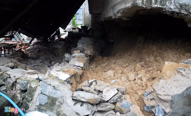 Điểm sạt trượt taluy âm quốc lộ 1 này làm sạt lở, khiến ba nhà dân ở thôn Cần Lương (xã An Dân) bị đổ sập.