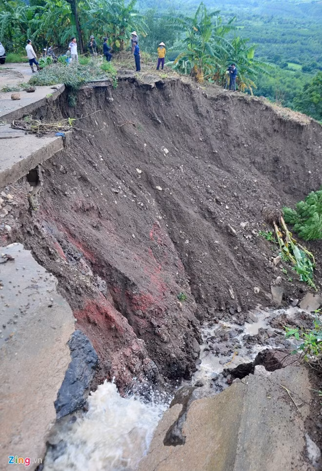 Lũ quét đã cuốn phăng 2/3 tuyến đường bê tông từ An Hiệp đi An Lĩnh tạo thành vực sâu có đường kính rộng hàng chục mét. Ông Võ Thanh Bình (ngụ xã An Lĩnh), thuật lại, chiều tối 5/11, trong lúc nhiều người dân đang cắt buồng chuối trên núi ở thôn Quang Thuận thì nghe trong lòng đất phát ra tiếng nổ, đất đá đổ ầm ầm khiến ai cũng hoảng sợ.