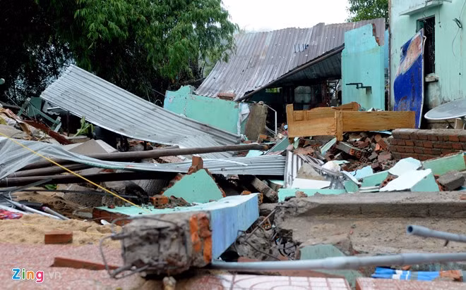 Thống kê sơ bộ của các địa phương ở Phú Yên, lũ lớn tràn về khiến hàng chục nhà cửa sập hoàn toàn, hư hỏng nặng. Ông Trần Hữu Từ, Phó chủ tịch huyện Đồng Xuân, cho hay đến chiều 5/11, mưa lũ lớn làm ba căn nhà bị sập hoàn toàn 76 con gia súc và hơn 2.500 con gia cầm bị nước lũ cuốn trôi, tổng thiệt hại ước tính hơn 40 tỷ đồng.