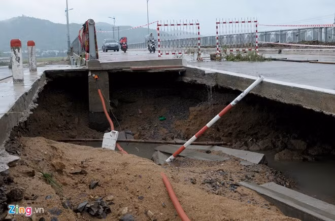  Mưa lũ lớn gây xói lở hơn 20 m tạo nhiều hố sâu trống hoác ở cầu La Hai (huyện Đồng Xuân).