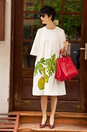 Xuân Lan cũng chịu chi khi sắm cho mình nhiều món đồ hiệu đắt tiền, những món đồ là ước mơ của mọi cô gái. Trong ảnh là chiếc túi hàng hiệu Ciline đỏ có giá hơn 40 triệu đồng.