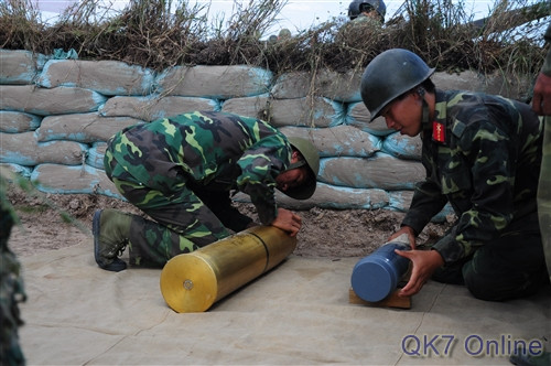 Chiến sĩ Lữ đoàn Pháo binh 75 kiểm tra đạn trước diễn tập.